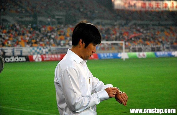 2009年7月18日，中国国家队3比1胜巴勒斯坦，主教练高洪波在场边看表。 东方IC 资料图