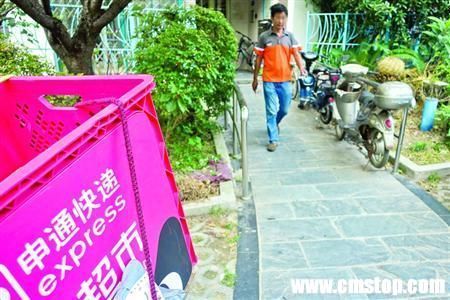 事发后，小王在胡家所在的小区送快递。