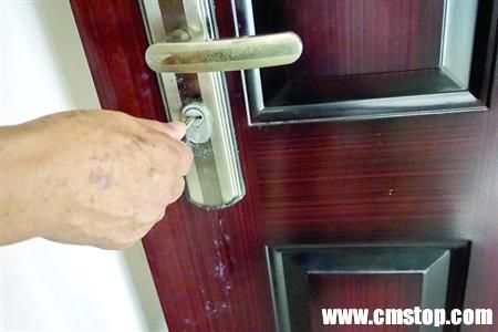 胡家的门锁被强力胶死死堵住，钥匙无法插进锁眼。 本版图片/晨报记者 张佳琪