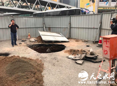 10月11日七里河区西站十字路口塌陷现场。图片来源：@记者马俊