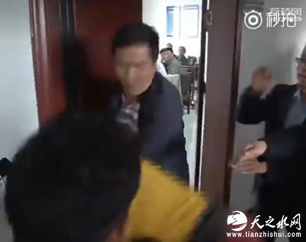 两记者采访时南京六合毒蛇外逃被推倒地，涉事干部已登门道歉