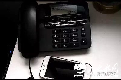 一位iPhone7手机用户录制的视频显示，用电话拨打自己的手机没有反应，提示“不在服务区”。 视频截图