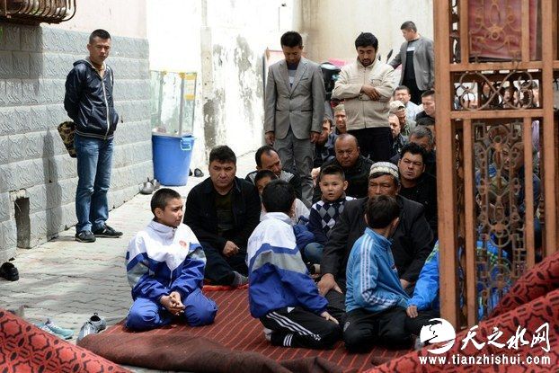 2014年5月23日，在新疆乌鲁木齐的一个清真寺内，几个孩童与成年人一起祈祷。