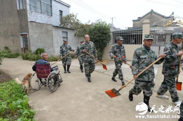 横梁街道武装部的工作人员12日上午八点多就出动了近百人，分成三个小组，对石庙村全村进行排查。澎湃新闻见习记者 赖鑫琳 图