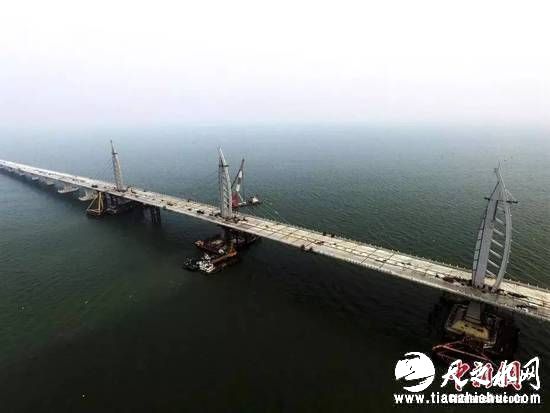 过了10公里左右非通航孔桥,到了青州航道桥。该桥的两塔为剪刀撑钢结构“中国结”造型。之后再行驶几公里,就是西人工岛。