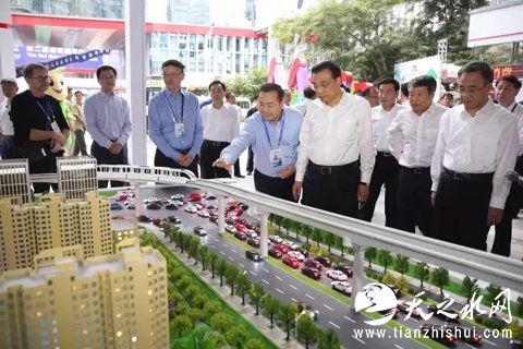 李克强12日下午来到深圳湾创业广场，参观2016年全国大众创业万众创新活动周相关主题展示。