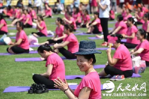 2016年6月5日，在安徽合肥奥体中心，“准妈妈”们准备练习孕期瑜伽。