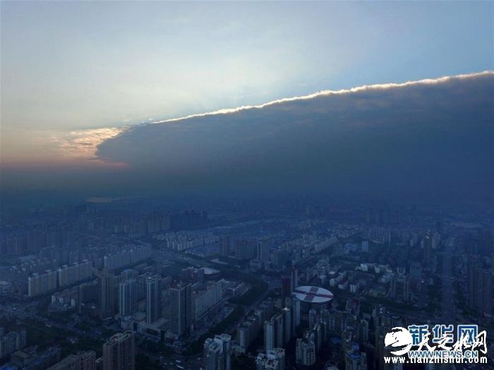 10月15日，南昌红谷滩上空，天空被一分为二。当日，江西南昌出现罕见的“阴阳天”气候现象。天空中有一条明显的线条，将天空一分为二：一边是云层，一边是蓝天。新华社记者 周密 摄