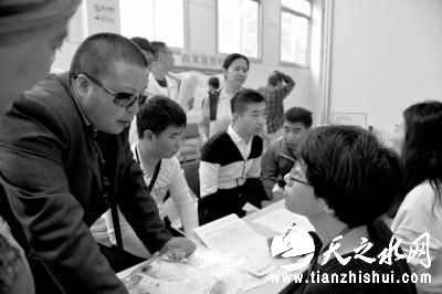 盲人正在进行岗位咨询。京华时报记者 王海欣 摄