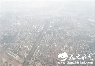 10月15日，北京雾霾黄色预警，航拍通州城区。 新京报记者 王飞 摄