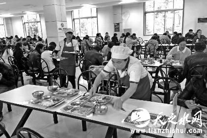 今年年初，中国农业大学的一组调查数据显示，仅餐饮浪费的蛋白质、脂肪，全国一年就要高达1100万吨，这相当于2亿人一年的口粮。在10月16日“世界粮食日”到来之际，华商报记者对西安古城的部分就餐场所进行调查走访，发现除一些学校食堂较能做到“光盘”外，其他不少就餐场所浪费粮食之严重，已到了不容忽视的地步。