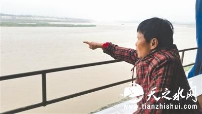 一位村民向记者介绍当年的挖掘情况 蒋麟 摄