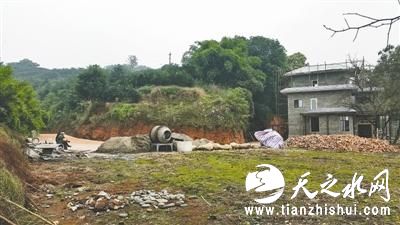 村民范敏被判缓刑后回家在工地打工 蒋麟 摄