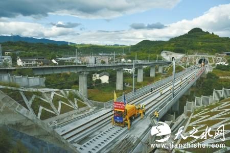 广元新皇泽寺二号隧道铺轨现场。