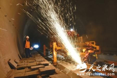 机器将钢轨接口打磨整齐。