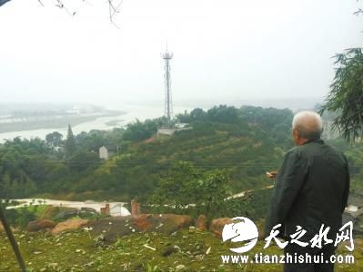 刘进站在双江村山头，望着岷江河畔一言不发。