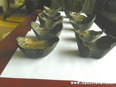 双江村民捡到的五十两银锭，如今放在彭山文管所内保管。