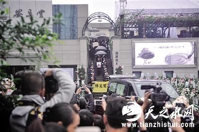 庄奴先生的儿子黄浩然手捧父亲遗像。 本报记者 甘侠义 摄