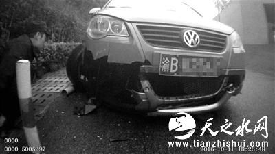 受损严重的大众车。 警方供图