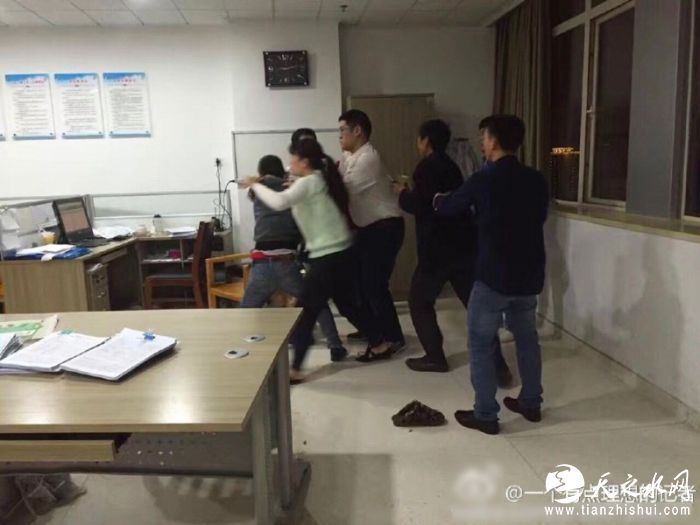 凌晨两点左右，常德市第一人民医院呼吸科接急诊转来病人，科里正床已满，值班陈医生建议住icu病房，家属认为医院想多赚钱，一言不合凌晨开打。