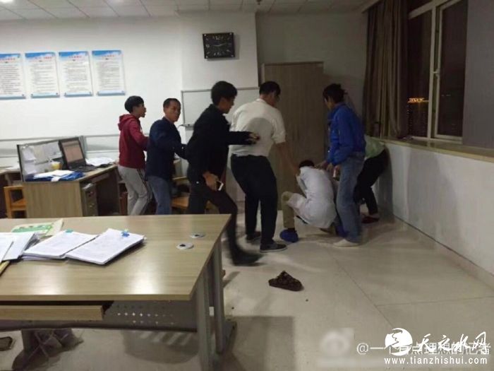 据@常德公安消息，经调查，当处警警察赶到现场时，动手打人者已离开现场。警方已经锁定动手打人的对象为患者于某及其亲属郭某二人，于某因病情较重现住市一中医院治疗。