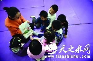 高情商明显增强一个人的社会竞争力，不少家长花费重金让孩子上“情商课”