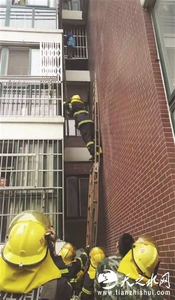 扬子晚报讯（通讯员 金宛 记者 万凌云）15日早晨，镇江象山花园一期某幢三楼，由于家中无人，房门被反锁，一名女童竟然爬出室外，挂在防盗窗上，十分危险。公安消防迅速出动，成功救下孩子(如图)。