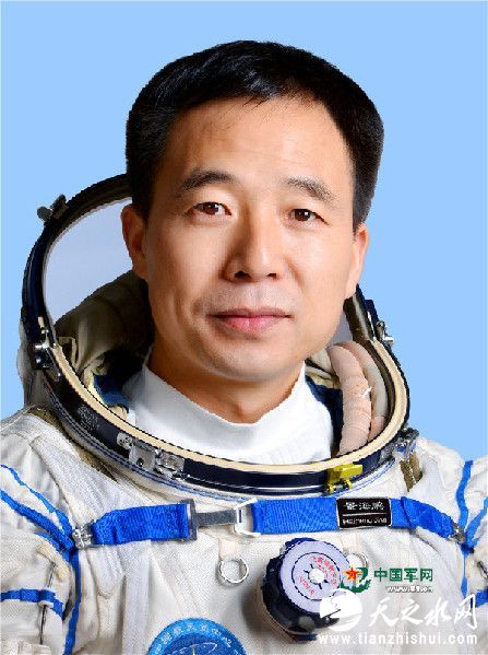 景海鹏着航天服照片。朱久通 摄