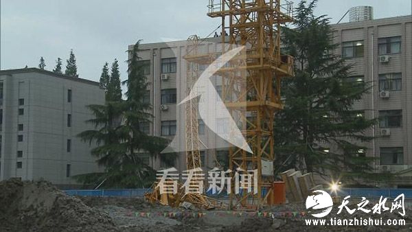 记者在现场看到，十米左右的塔吊基座仍矗立在工地中央。一截长约二十五米的吊臂，一头搭在工地东南方的建筑上，另一头连着倾覆的塔吊上半截，垂到工地上。工地负责人介绍，事故发生在10月15日中午。