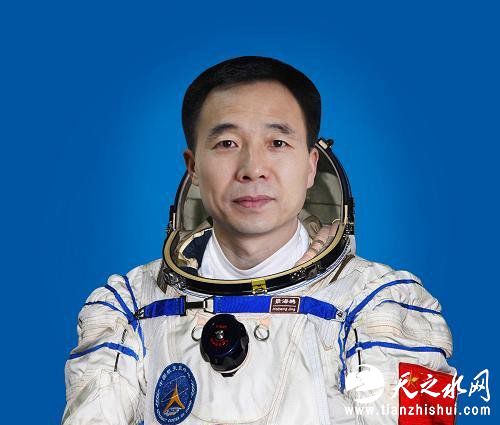 【神舟十一号指令长景海鹏将在太空度过50岁生日】神舟十一号的指令长景海鹏是第三次“出征”，此前他已执行过神舟七号、九号两次飞行任务，这在中国航天员中尚属首次。任务期间，景海鹏将在太空度过50岁生日。而以50岁“高龄”上天也创造了中国航天员的纪录。