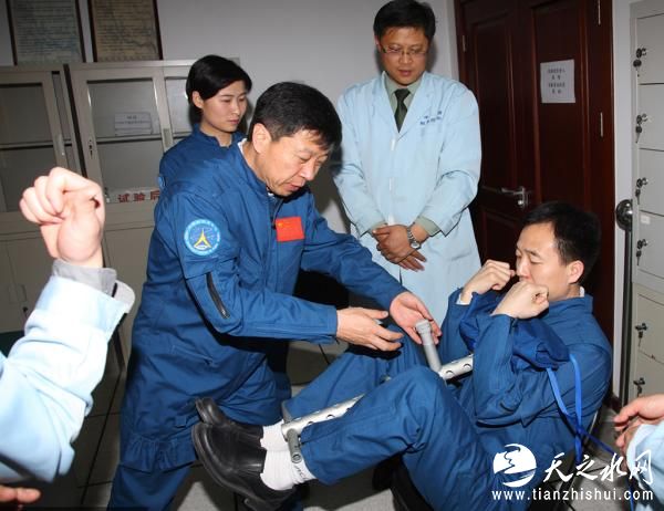 2012年4月9日，北京，航天员景海鹏、刘旺、刘洋在进行尿液质量检测训练。 视觉中国 资料图