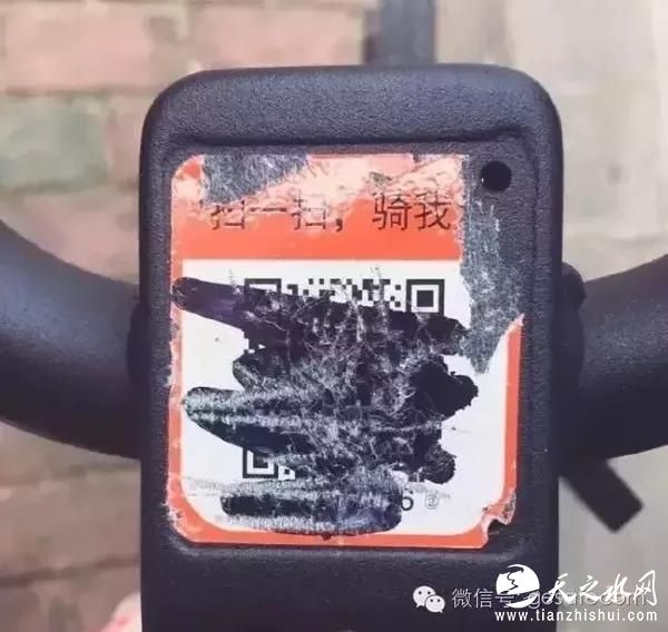 车身遍布小广告