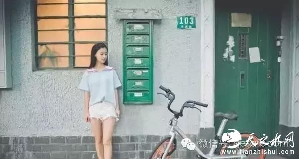 还有文艺小清新，骑着他们到处拍照可是好景不长随着摩拜单车的数量的增多短短3个月里画风突变原来是这样整齐的摆放在街头