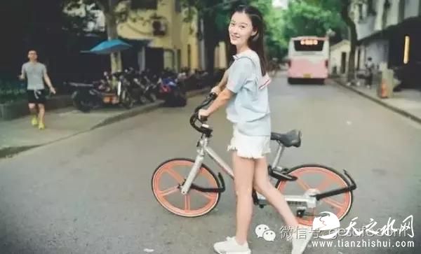 还有文艺小清新，骑着他们到处拍照可是好景不长随着摩拜单车的数量的增多短短3个月里画风突变原来是这样整齐的摆放在街头