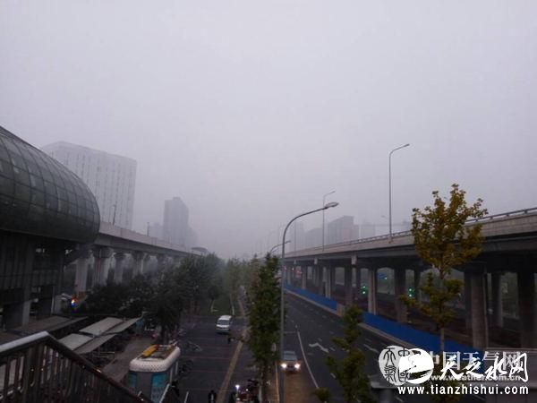 10月16日晨，北京有雾能见度较差。