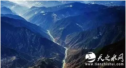 川藏铁路被称作“最难建的铁路”。同为进藏大通道，相比“天路”青藏铁路，川藏铁路要短100余公里，但建设周期更长、投资更是数倍。