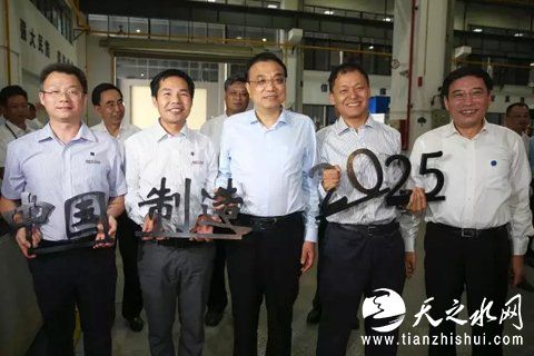 李克强13日考察深圳市大族激光科技产业集团。本组图片来自中国政府网