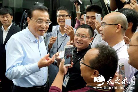 李克强13日考察广东东莞时，当地负责人进行汇报。