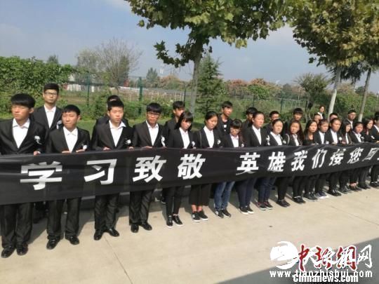 图为南阳民众沿路迎接王锋骨灰返乡。 董飞 摄