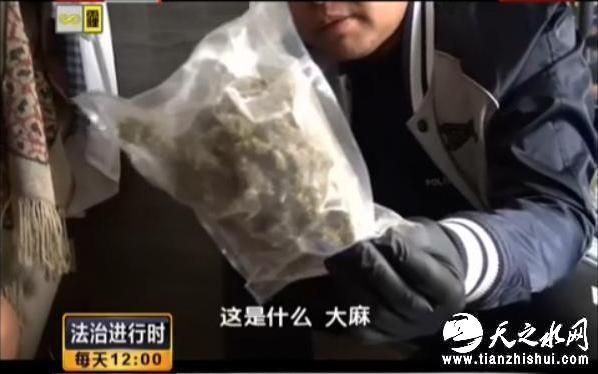 歌手宋某涉毒被抓现场。视频截图