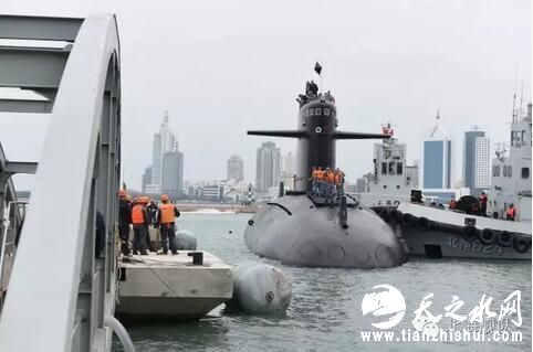 不久之后，这艘游弋大洋40余载屡建功勋的核潜艇，将作为一件展品供世人参观。