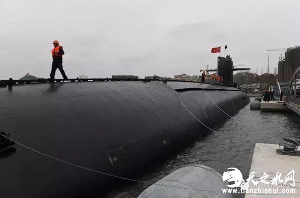 核潜艇正在靠泊海军博物馆码头。