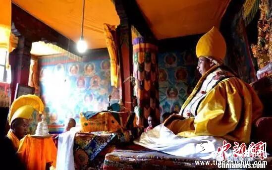 9月22日，绒布寺高僧向班禅敬献曼扎。当日，中国佛教协会副会长班禅额尔德尼·确吉杰布来到日喀则市定日县绒布寺礼佛。绒布寺属藏传佛教宁玛派，距今有一百多年历史。该寺地处海拔5150米，是世界上海拔最高的寺庙。