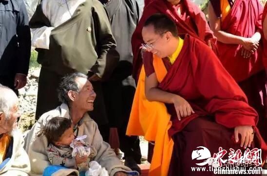 班禅额尔德尼·确吉杰布与日喀则市南木林县土布加乡村民交谈。