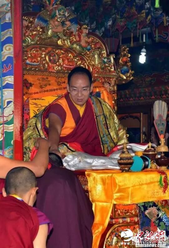 班禅在泽鲁寺为该寺尼姑们摸顶赐福。