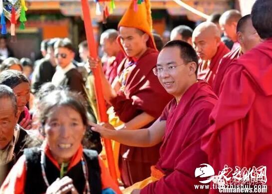 班禅额尔德尼·确吉杰布为信众摸顶赐福。