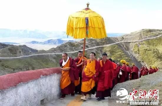 9月16日，班禅抵达强钦岗日寺。当日，中国佛教协会副会长班禅额尔德尼·确吉杰布来到日喀则市强钦岗日寺礼佛，并为僧俗信众摸顶赐福。强钦岗日寺距今已有近千年历史，属藏传佛教格鲁派。