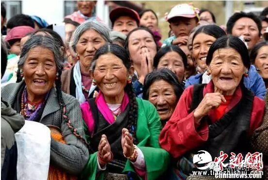 闻讯赶来朝拜的信教民众排成长队。