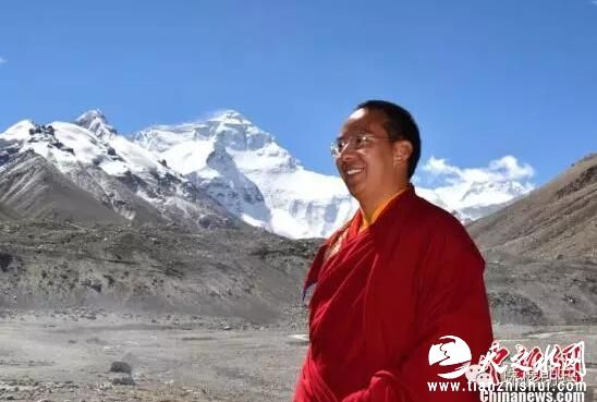 班禅额尔德尼·确吉杰布在珠穆朗玛峰脚下。