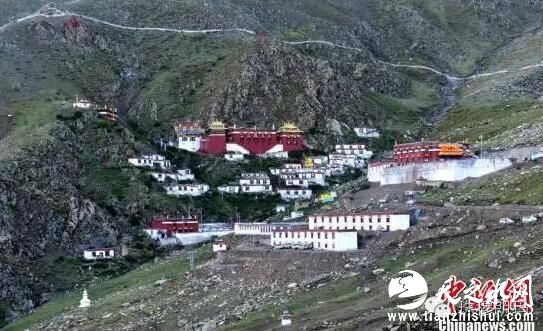 10月14日，中国佛教协会副会长班禅额尔德尼·确吉杰布圆满结束在藏近五个月的佛事和社会活动，离藏返京。在各项活动中，班禅深受广大僧俗信众虔诚信仰和衷心拥戴，赢得了各族各界人士的广泛好评和高度赞誉。9月10日，班禅额尔德尼·确吉杰布参访日喀则市南木林县梅日寺，梅日寺是一座苯教寺庙。